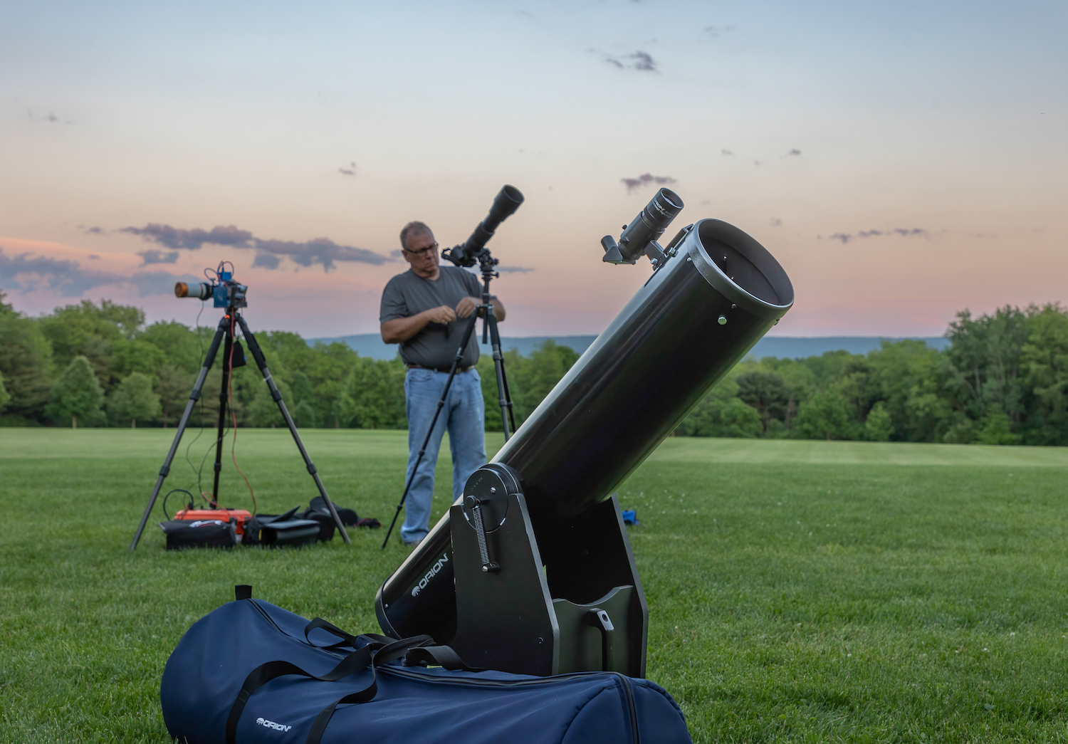 Eyes To The Skies Professional And Amateur Astronomers Help The Public